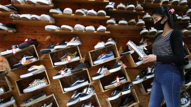Ilustrasi sepatu santai yang digemari milenial. Jadi andalan produk UKM bertahan di masa pandemi. Foto:  ARI BOWO SUCIPTO /ANTARA FOTO
