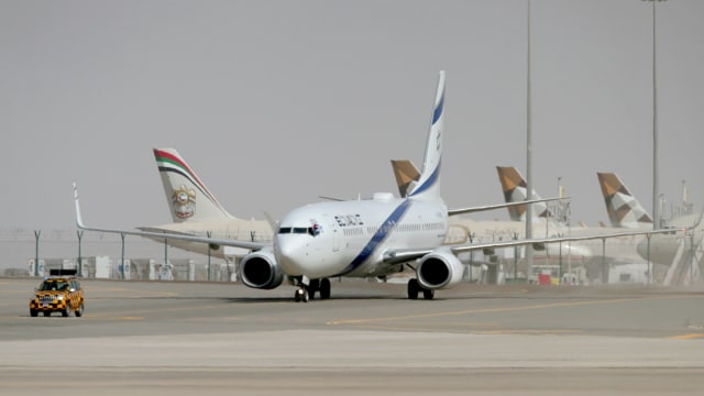 Pesawat maskapai penerbangan Israel El Al yang membawa delegasi Israel dan AS mendarat di Bandara Internasional Abu Dhabi, di Abu Dhabi, Uni Emirat Arab, (31/8). Foto: Christopher Pike/REUTERS