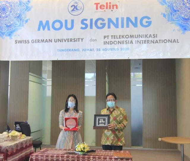 CEO Telin, Sukardi Silalahi (kanan) dan Rektor SGU, Dr. rer. nat. Filiana Santoso usai penandatanganan MoU pengembangan SDM kedua belah pihak sebagai bentuk kolaborasi Program Tri Dharma Perguruan Tinggi, di Tangerang, Jumat (28/8). Foto: Telkom Indonesia