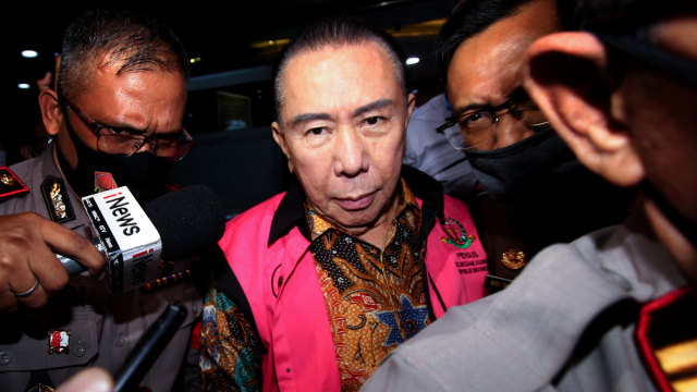 Terpidana kasus korupsi pengalihan hak tagih (cessie) Bank Bali Djoko Tjandra berjalan seusai menjalani pemeriksaan, di gedung Bundar Kompleks Gedung Kejakasaan Agung, Jakarta, Senin (31/8). Foto: Adam Bariq/ANTARA FOTO