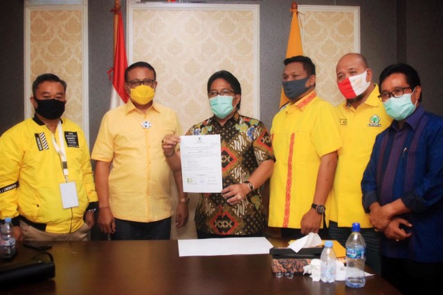 Penyerahan rekomendasi Partai Golkar pada pasangan Giri-Asa yang diusung PDIP - IST