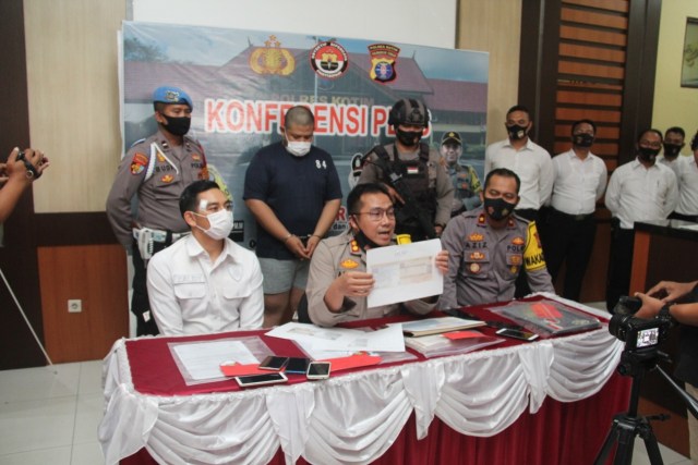 Pelaku saat dihadirkan dalam konferensi pers di Mapolres Kotim, Senin (31/8).