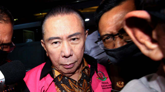 Terpidana kasus korupsi pengalihan hak tagih (cessie) Bank Bali Djoko Tjandra berjalan seusai menjalani pemeriksaan, di gedung Bundar Kompleks Gedung Kejakasaan Agung, Jakarta, Senin (31/8).  Foto: Adam Bariq/ANTARA FOTO