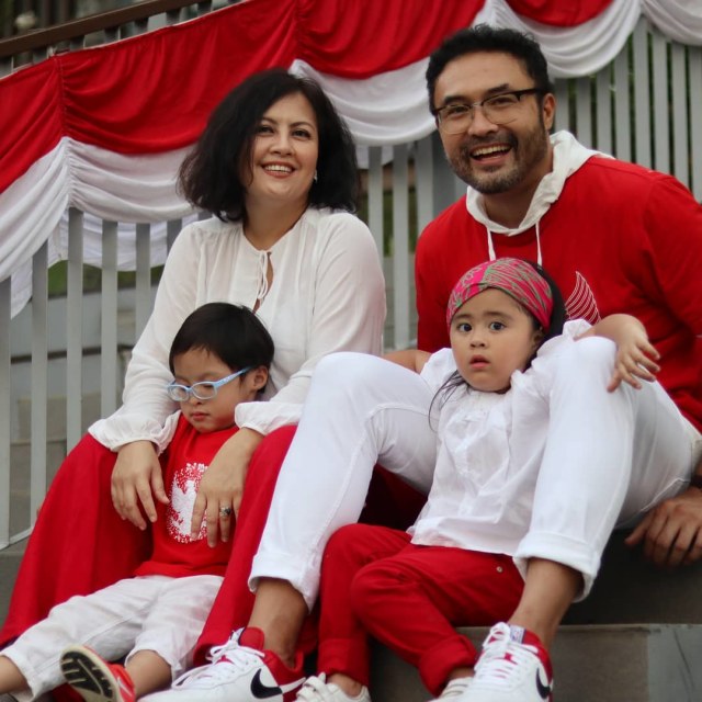 Keluarga Cynthia Lamusu dan Surya Saputra. Foto: Instagram/@cynthialamusu