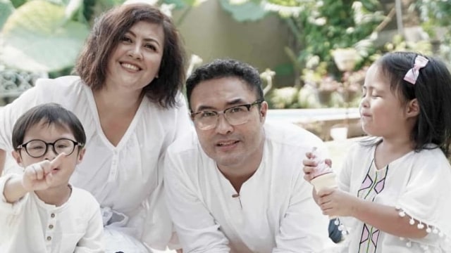 Keluarga Cynthia Lamusu dan Surya Saputra. Foto: Instagram/@cynthialamusu