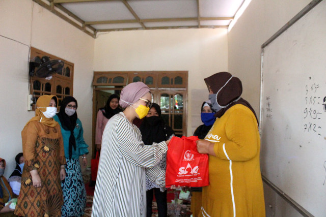 Anggota Komisi VIII DPR RI, Selly Andriany Gantina menyalurkan ratusan paket bantuan kepada masyarakat terdampak pandemi COVID-19. (Istimewa)