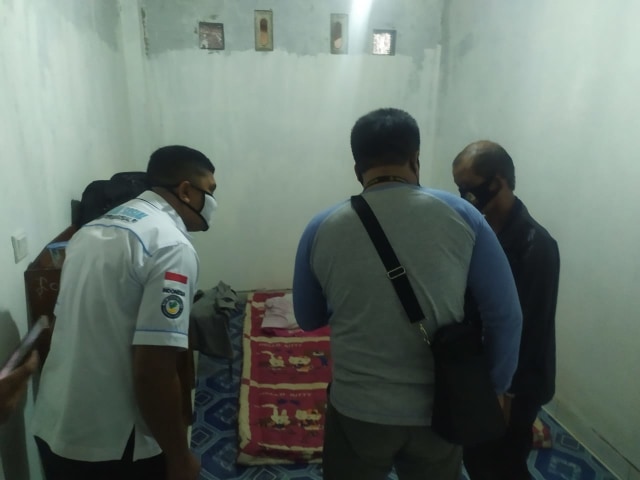Pihak Kepolisian Polresta Palangka Raya saat mendatangi TKP kasus pencabulan bocah berusia 6 tahun, Senin (31/8).