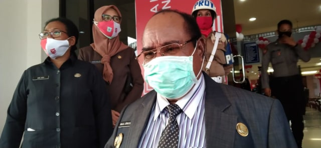 Wali Kota Sorong Lambert Jitmau,