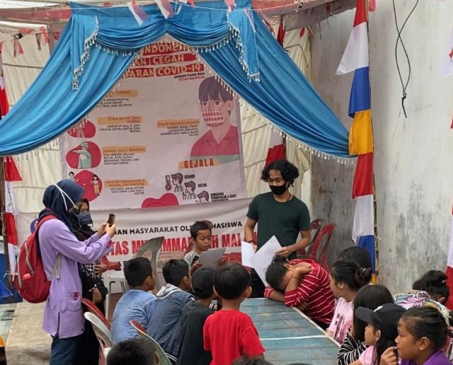 Tim PMM 65 UMM melakukan edukasi langkah cuci tangan yang benar kepada anak-anak di Tanjung Uma Kota Batam
