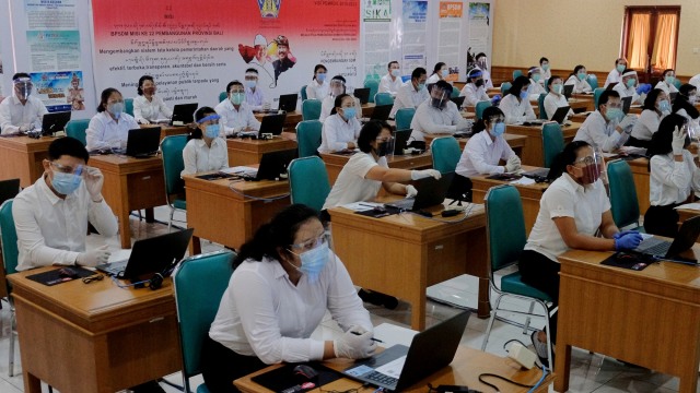 Ratusan peserta menggunakan alat pelindung wajah saat mengikuti ujian Seleksi Kompetensi Bidang (SKB) CPNS tahun 2019 tingkat Provinsi Bali di Denpasar, Bali, Selasa (1/9). Foto: Nyoman Hendra Wibowo/ANTARA FOTO
