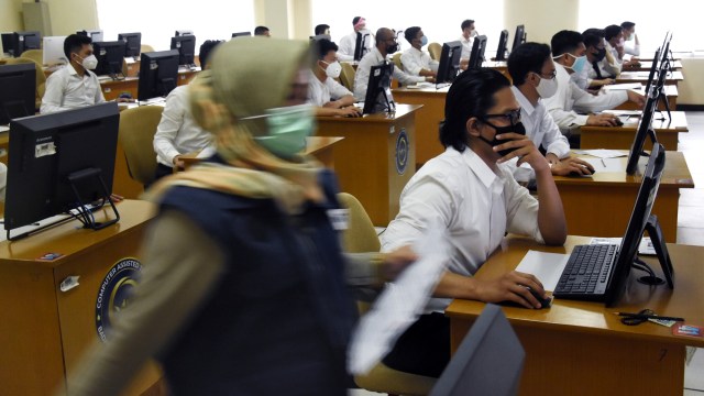 Sejumlah peserta Seleksi Kompetensi Bidang Calon Pegawai Negeri Sipil (SKB CPNS) mengikuti Computer Assisted Test (CAT) di Gedung Badan Kepegawaian Nasional, Jakarta, Selasa (1/9). Foto: Indrianto Eko Suwarso/ANTARA FOTO