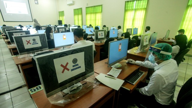 Sejumlah peserta mengikuti ujian Seleksi Kompetensi Bidang (SKB) berbasis Computer Assisted Test untuk CPNS tahun 2019 tingkat Provinsi Kalteng di Palangkaraya, Kalimantan Tengah, Selasa (1/9). Foto: Makna Zaezar/ANTARA FOTO