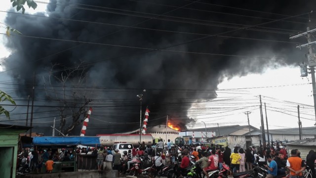 Kebakaran gudang Polytron PT Hartono di Demak yang tak kunjung padam. Foto: Dok Istimewa