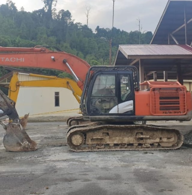 Ekskavator milik anggota dewan di Aceh yang disita polisi. Foto: Dok. istimewa