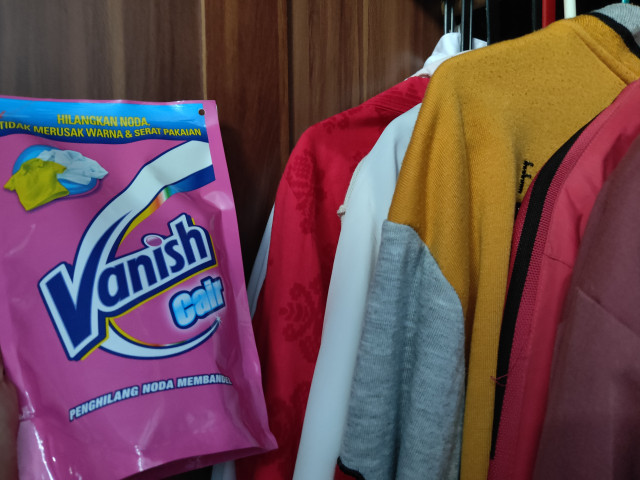 Vanish menghilangkan noda dan menjaga warna tetap cemerlang