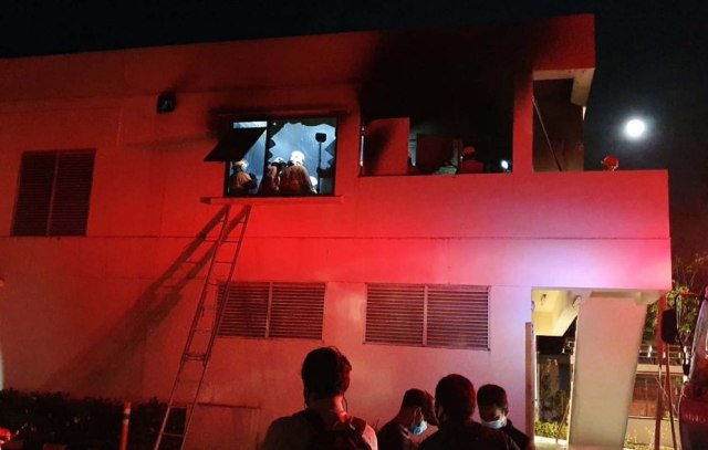 Gedung panel listrik dan genset RS Mitra Keluarga Surabaya terbakar