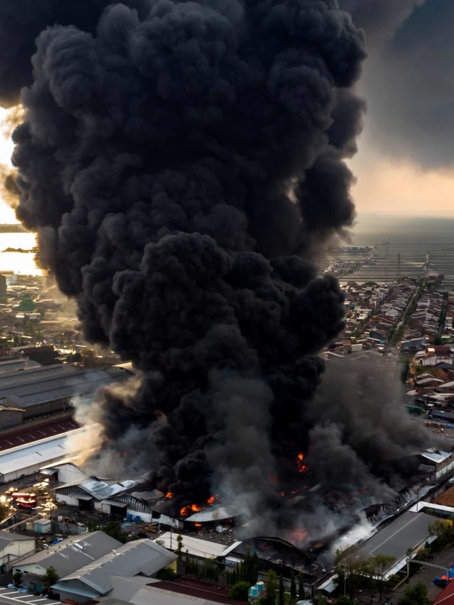 Asap mengepul dari sebuah gudang elektronik PT Hartono Istana Teknologi yang terbakar, di Sayung, Demak, Jawa Tengah, Selasa (1/9). Foto: Aji Styawan/Antara Foto