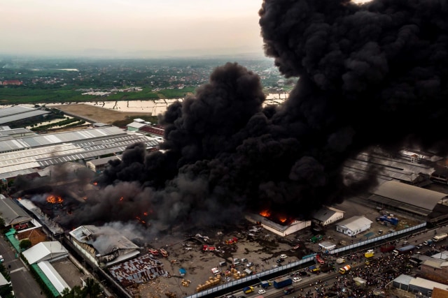 Foto udara kebakaran gudang elektronik PT Hartono Istana Teknologi yang terbakar, di Sayung, Demak, Jawa Tengah, Selasa (1/9). Foto: Aji Styawan/Antara Foto