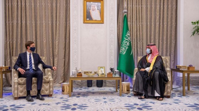 Penasihat senior Gedung Putih Jared Kushner (kiri) bertemu dengan Putra Mahkota Saudi Mohammed Bin Salman selama kunjungannya ke Riyadh, Arab Saudi, Selasa (1/9). Foto: Saudi Press Agency/Handout via REUTERS