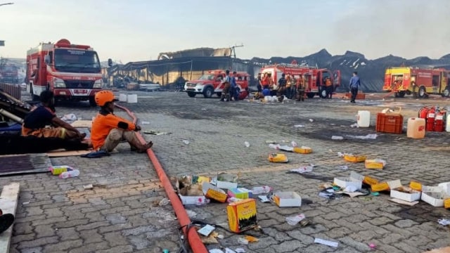 Sisa kebakaran yang melanda kompleks pabrik PT Hartono Istana Teknologi (Polytron) yang berlokasi di Jalan Semarang-Demak, Sayung, Kabupaten Demak, Jawa Tengah, Rabu (2/9).
 Foto: BPBD Kabupaten Demak/ANTARA
