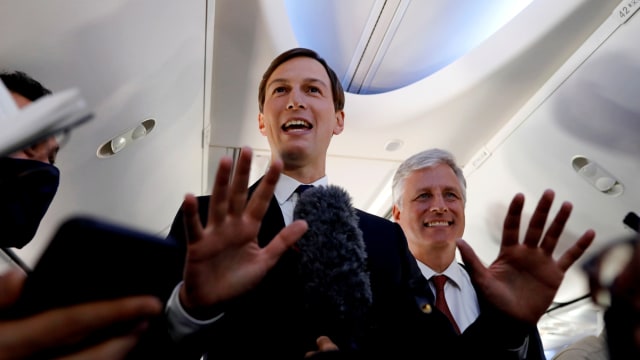 Penasihat senior Presiden AS Jared Kushner di pesawat usai mendarat di Bandara Internasional Abu Dhabi, di Abu Dhabi, Uni Emirat Arab, (31/8). Foto: NIR ELIAS/REUTERS