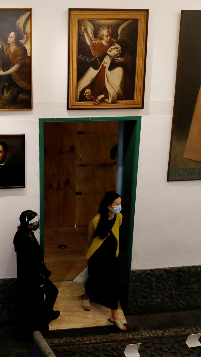 Pengunjung berkeliling di Casa Azul (Rumah Biru), Museum Frida Kahlo, di Mexico City, Meksiko, Selasa (1/9). Foto: Carlos Jasso/REUTERS