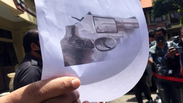 Potret senjata yang ditemukan di tempat kejadian perkara Eks Kepala BPN Badung bunuh diri. Foto: Denita br Matondang/kumparan