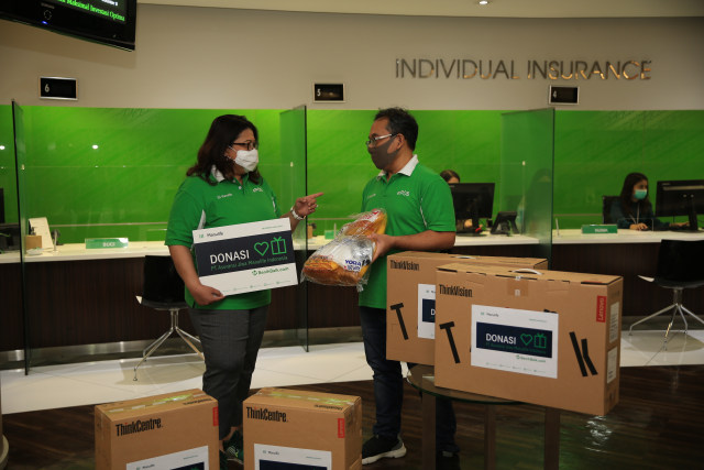 Rincian APD yang telah disalurkan oleh Manulife Indonesia berupa baju hazmat, surgical gown, masker bedah, masker N95, face shield, gloves, apron plastic, sepatu boots, nurse cap, vitamin C, dan thermo gun. Foto: dok. Manulife Indonesia