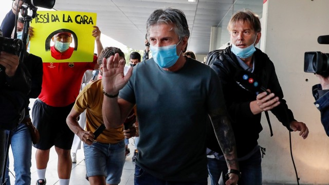 Jorge Messi tiba di Bandara Josep Tarradellas Barcelona-El Prat untuk bertemu dengan Presiden Barcelona Josep Maria Bartomeu, di Barcelona, Spanyol, pada September 2020. Foto: Nacho Doce/REUTERS