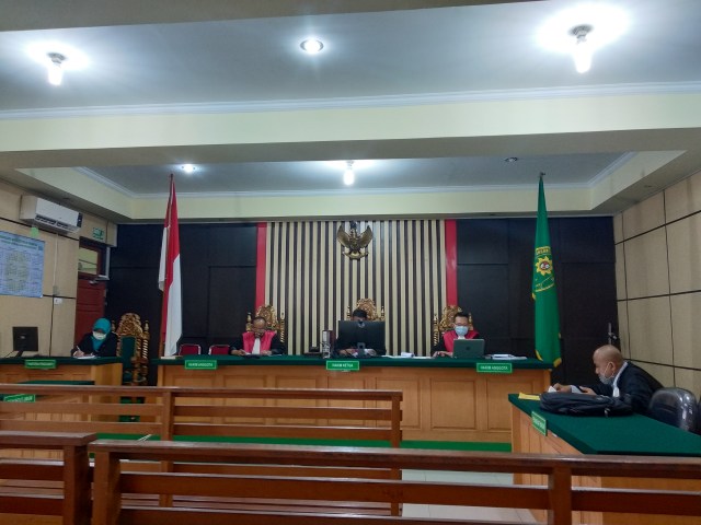 Sidang perdana kasus gratifikasi dengan terdakwa Arfan digelar secara daring. Foto: Yovy Hasendra 