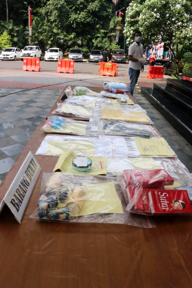 Barang bukti kasus pesta gay dihadirkan saat konferensi pers di Polda Metro Jaya, Rabu (2/9). Foto: Humas PMJ