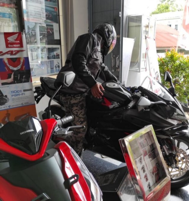 Pelaku saat mengeluarkan motor dari dealer.(FOTO: Istimewah). 