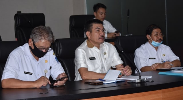 Sekda Babel, Naziarto (Tengah) saat hadiri rapat rapat koordinasi secara virtual, terkait kebijakan pembelajaran di masa pandemi COVID-19.