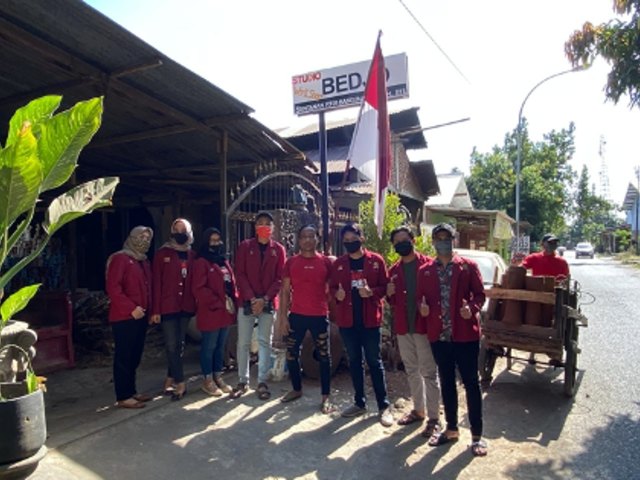 Tim KKN 147 bersama pemilik UMKM