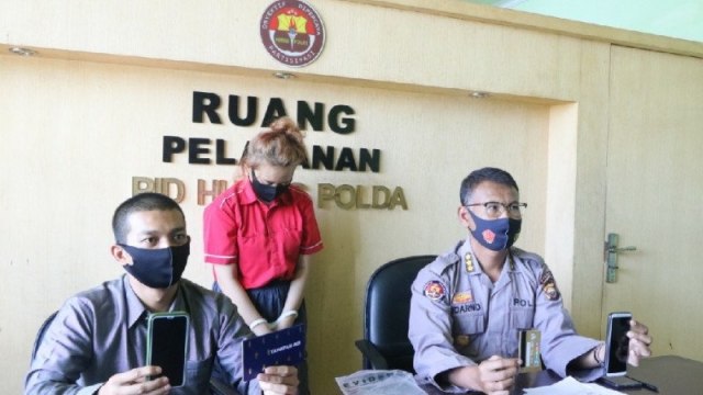 Polda Bengkulu menunjukan barang bukti dan tersangka Judi Daring di Instagram Foto: Dok. ANTARA/Polda Bengkulu