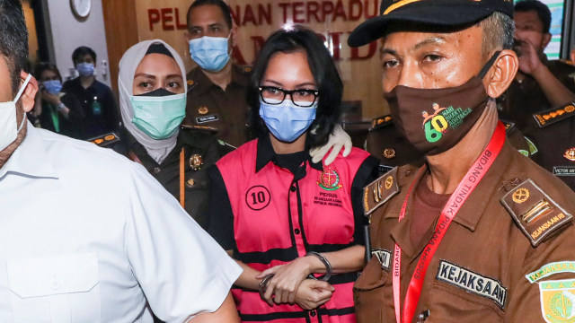 Tersangka kasus suap pengurusan pengajuan fatwa bebas Mahkamah Agung (MA) untuk membebaskan Djoko Tjandra, Pinangki Sirna Malasari berjalan usai menjalani pemeriksaan di gedung Bundar, Kejaksaan Agung, Jakarta, Rabu (2/9).  Foto: Galih Pradipta/ANTARA FOTO