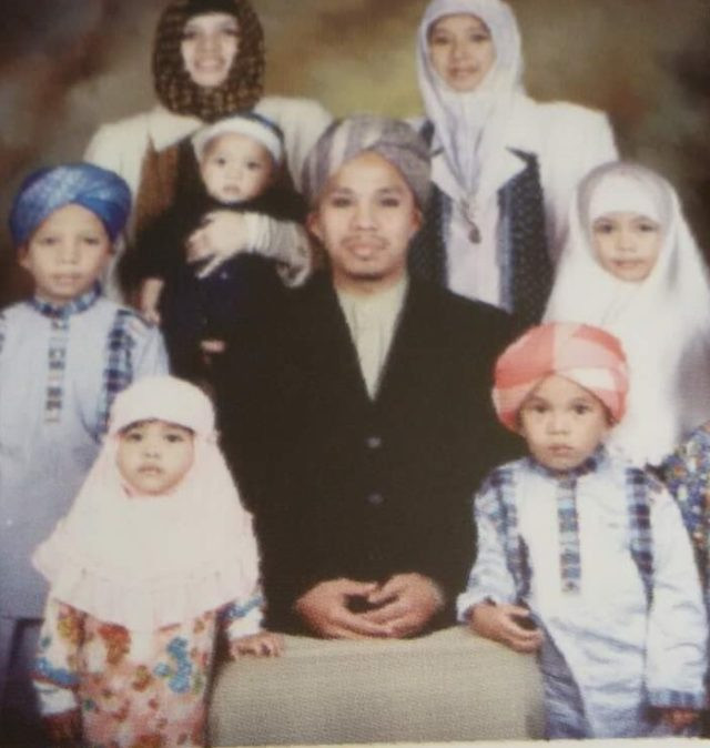 Ayah Atta Halilintar bersama Happy Hariani (jibab putih). Foto: Dok Facebook Ummi Afif Piliang.