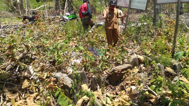 Situs makam Wong Kalang atau Orang Kalang, di kawasan hutan jati di wilayah Kecamatan Malo Kabupaten Bojonegoro.