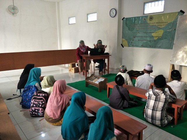 Edukasi Covid-19 yang dilakukan kelompok 58 PMM UMM selanjutnya adalah TPQ Diniyah Ula Mamba'ul Huda (24/8)