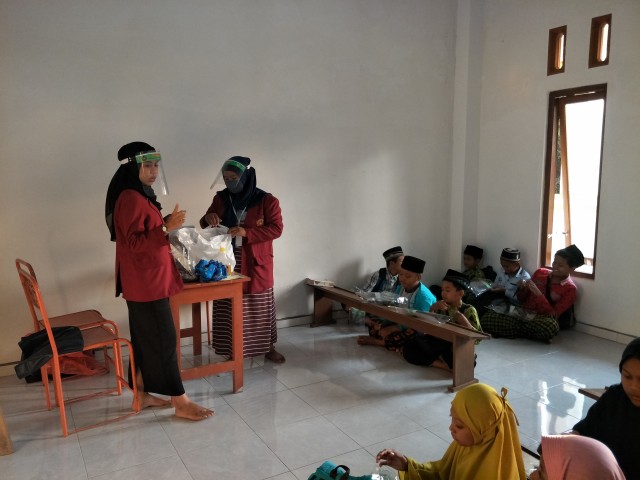 TPQ Diniyah Ula Mamba'ul Huda jadi lokasi tempat latihan pembuatan face shield bersama kelompok 58 PMM UMM