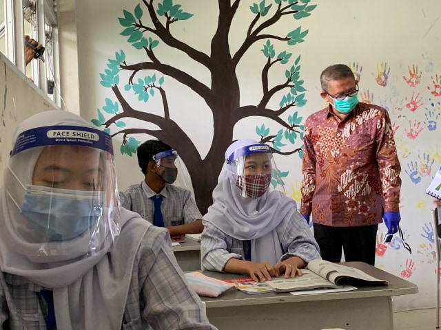 Gubernur Kalbar, Sutarmidji saat meninjau sekolah tatap muka di SMA Negeri 1 Pontianak. Foto: Teri/Hi!Pontianak