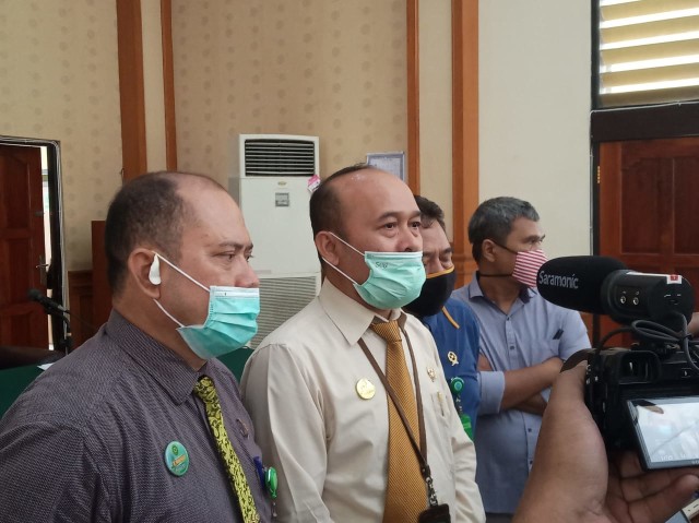 Ketua PN Denpasar Sobandi (tengah) dalam sebuah acara di PN Denpasar - IST