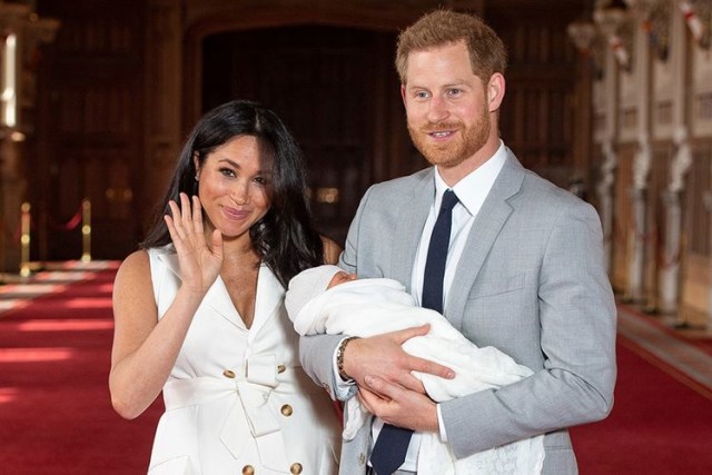 Pangeran Harry dan Meghan Markle menggendong putra pertamanya, Archie Harrison Moutbatten-Windsor (Foto: Kompas)