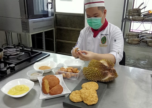 Enrico saat mengolah kulit durian menjadi tepung donat. Foto-foto: Masruroh/Basra﻿
