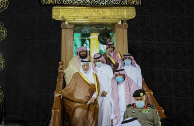 Gubernur Makkah Khaled Al Faisal dan Syeikh Sudais keluar dari dalam Ka'bah setelah prosesi pencucian, Kamis (3/9/2020) malam.  Foto: Dok. Presidensi Dua Masjid Suci/GPH