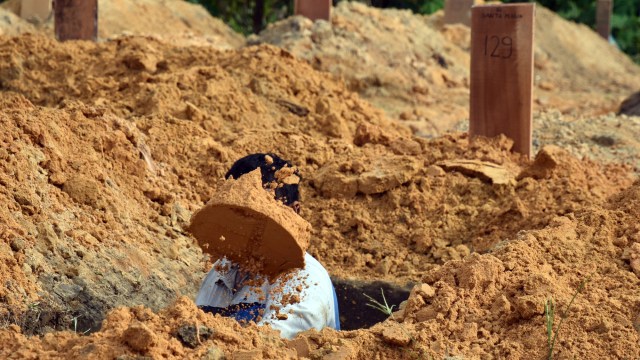 Seorang penggali kuburan menyiapkan liang lahat di pemakaman khusus pasien COVID-19 di TPU Tengku Mahmud Palas, Kota Pekanbaru, Riau, Kamis (3/9/2020). Foto: FB Anggoro/ANTARA FOTO
