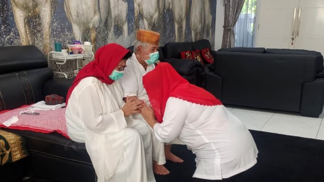 Bakal calon Wali Kota Semarang Hevearita sungkem sebelum daftar ke KPU. Foto: kumparan