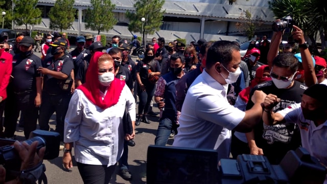 Bakal calon Wali Kota dan Wakil Wali Kota Semarang Hendrar Prihadi dan Hevearita atau Ita kompak gunakan seragam putih merah saat daftar ke KPU, Jumat (4/9). Foto: kumparan