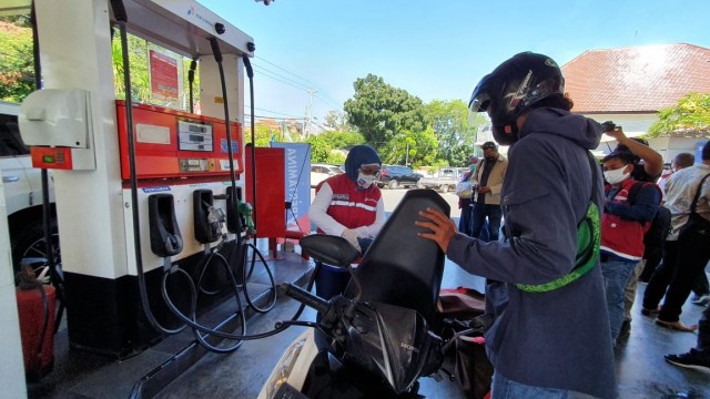 PT Pertamina (Persero) mengedukasi pelanggan setianya untuk tetap taat aturan saat melakukan pengisian BBM di hari pelanggan nasional. Foto: Pertamina
