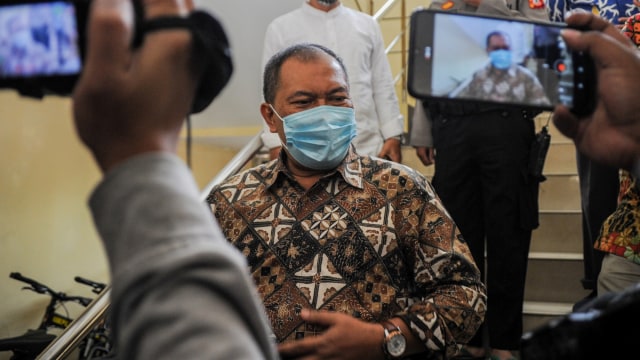 Wali Kota Bandung Oded M Danial memberikan keterangan kepada awak media usai menjalani pemeriksaan oleh penyidik KPK, di Gedung Sabhara Polrestabes Bandung, Jawa Barat, Jumat (4/9). Foto: Raisan Al Farisi/ANTARA FOTO